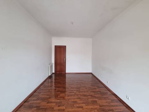 Apartamento T2 para Arrendamento em Mafra - Disponível em Agosto