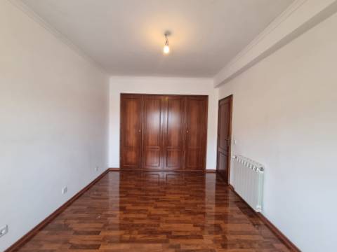 Apartamento T2 para Arrendamento em Mafra - Disponível em Agosto