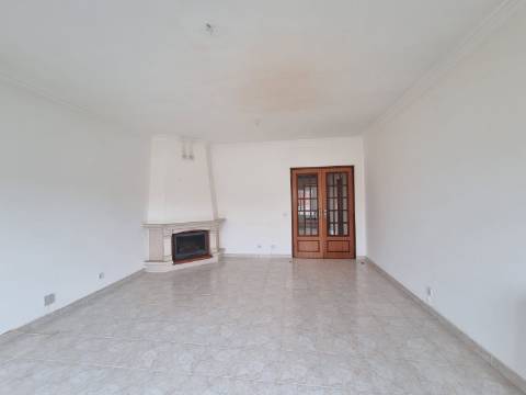 Apartamento T2 para Arrendamento em Mafra - Disponível em Agosto