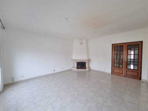 Apartamento T2 para Arrendamento em Mafra - Disponível em Agosto