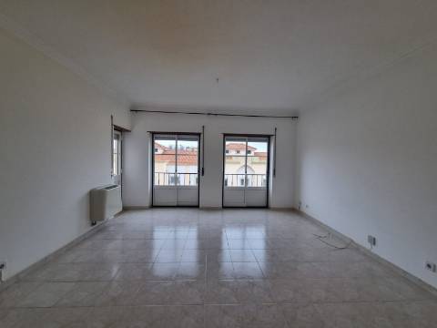 Apartamento T2 para Arrendamento em Mafra - Disponível em Agosto