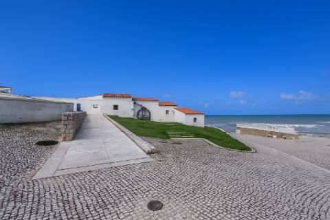 Moradia T4 no centro da Vila de Santa Cruz a 100m da praia.