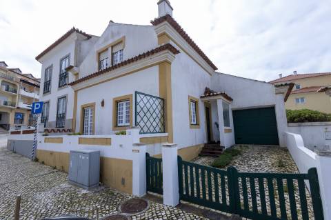 Moradia T4 no centro da Vila de Santa Cruz a 100m da praia.