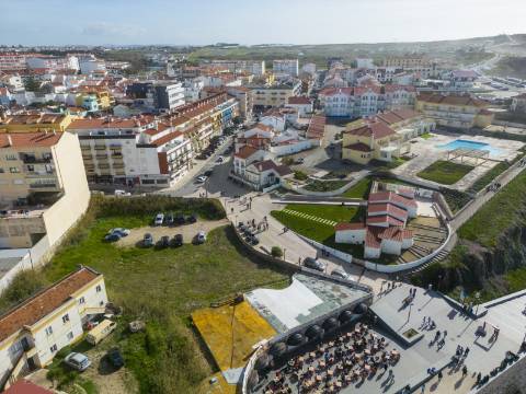 Moradia T4 no centro da Vila de Santa Cruz a 100m da praia.