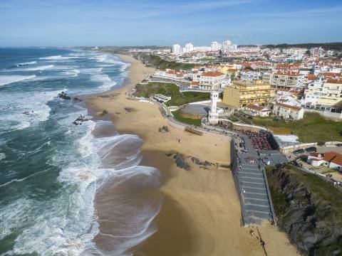 Moradia T4 no centro da Vila de Santa Cruz a 100m da praia.