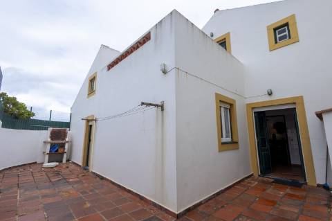 Moradia T4 no centro da Vila de Santa Cruz a 100m da praia e 22km do centro da Ericeira