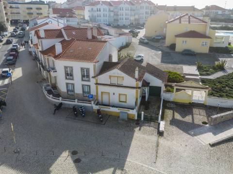 Moradia T4 no centro da Vila de Santa Cruz a 100m da praia e 22km do centro da Ericeira