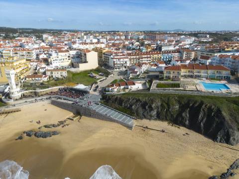 Moradia T4 no centro da Vila de Santa Cruz a 100m da praia e 22km do centro da Ericeira