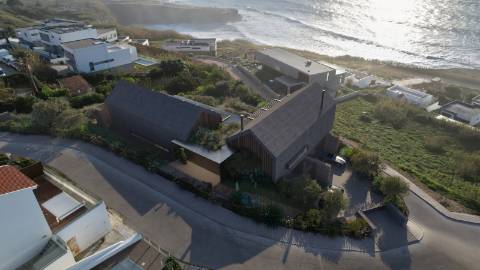 Moradia T4 de arquitetura contemporânea na praia dos Coxos com piscina, ginásio e SPA