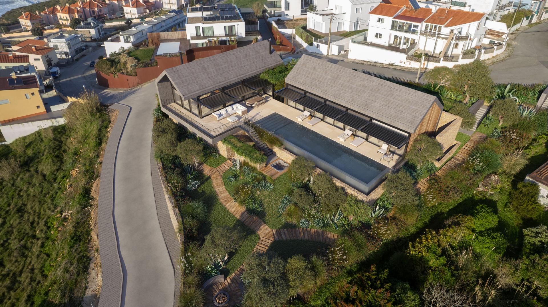 Moradia T4 de arquitetura contemporânea na praia dos Coxos com piscina, ginásio e SPA