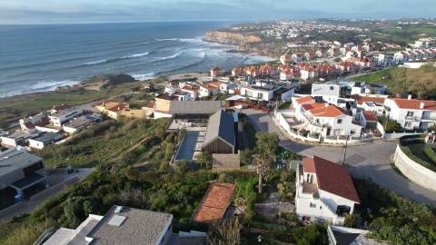 Moradia T4 de arquitetura contemporânea na praia dos Coxos com piscina, ginásio e SPA