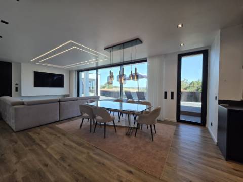 Moradia T4 Térrea Contemporânea com piscina e Jacuzzi - 8 km Ericeira
