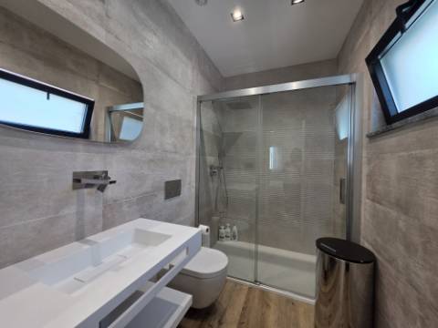 Moradia T4 Térrea Contemporânea com piscina e Jacuzzi - 8 km Ericeira