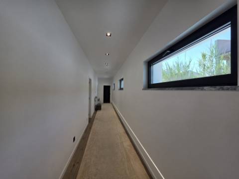 Moradia T4 Térrea Contemporânea com piscina e Jacuzzi - 8 km Ericeira