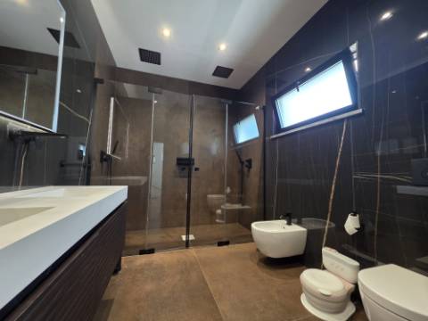 Moradia T4 Térrea Contemporânea com piscina e Jacuzzi - 8 km Ericeira