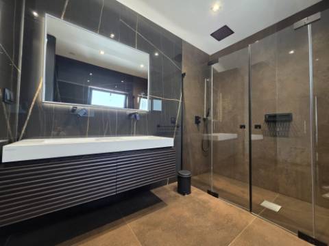 Moradia T4 Térrea Contemporânea com piscina e Jacuzzi - 8 km Ericeira
