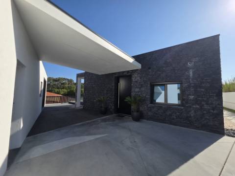 Moradia T4 Térrea Contemporânea com piscina e Jacuzzi - 8 km Ericeira