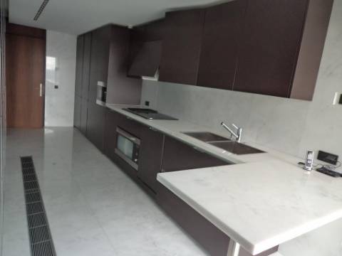 Apartamento T4 de Luxo no Restelo com Vista sobre Tejo e Lisboa