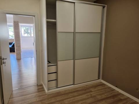 Apartamento T2 remodelado Parede-central