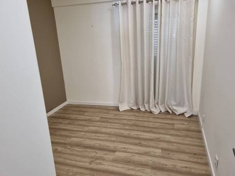 Apartamento T2 remodelado Parede-central