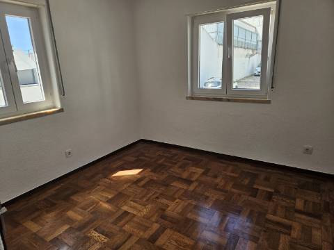 Apartamento T2 - Parede com estacionamento