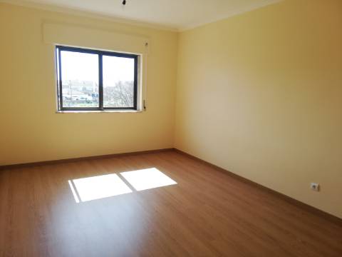 Apartamento T2 + 1 - Mato Cheirinhos