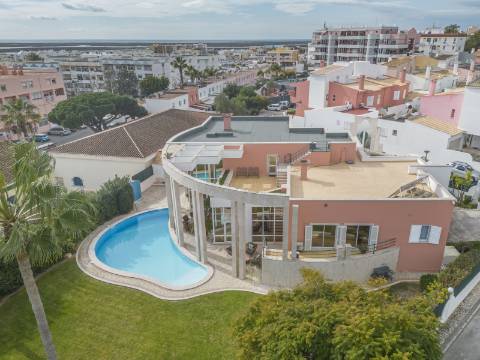 Exclusiva Moradia T5 com piscina no centro de Faro