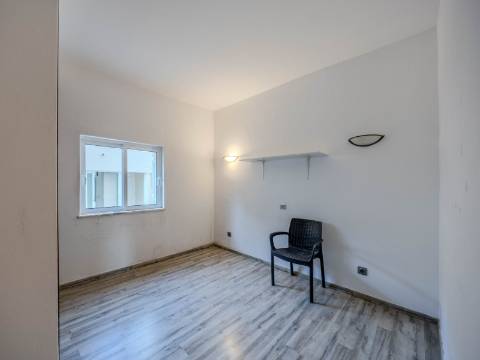 LOULÉ - Moradia com 3 Quartos em urbanização tranquila