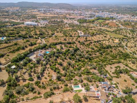 LOULÉ - Moradia de luxo com 4+1 quartos + Escritório, jardins, piscina aquecida e garagem