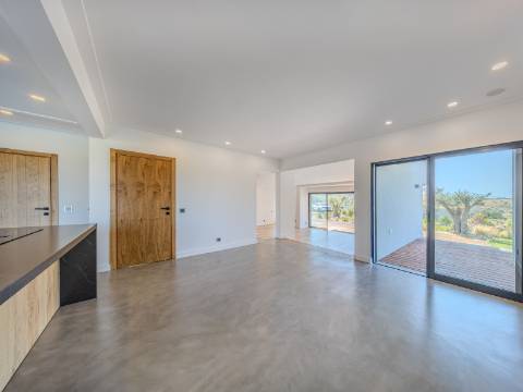 FONTE SANTA - Moradia renovada com jardim piscina próxima da PRAIA