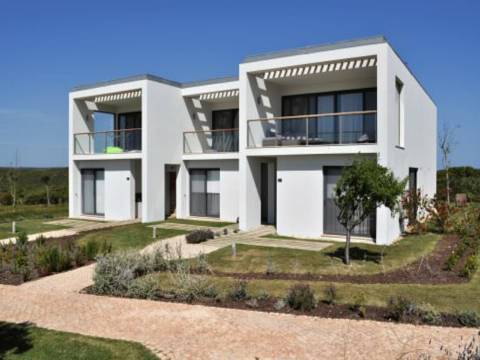 Moradia de 2 Quartos, a pé da praia, com investimento garantido no Algarve