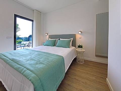 Moderna Moradia Geminada com 2 Quartos, inserido num Golfe Resort
