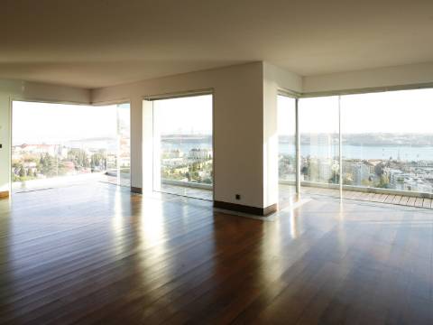 Apartamento de luxo 4 quartos piscina comum no Restelo