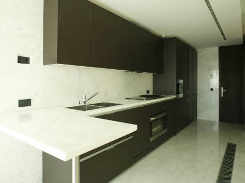 Apartamento de luxo 4 quartos piscina comum no Restelo
