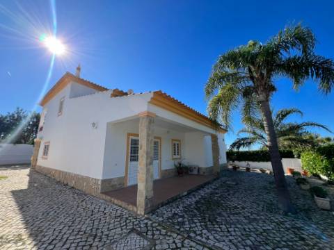 MONCARAPACHO - Magnífica Moradia T4 localizada em zona tranquila perto de Olhão