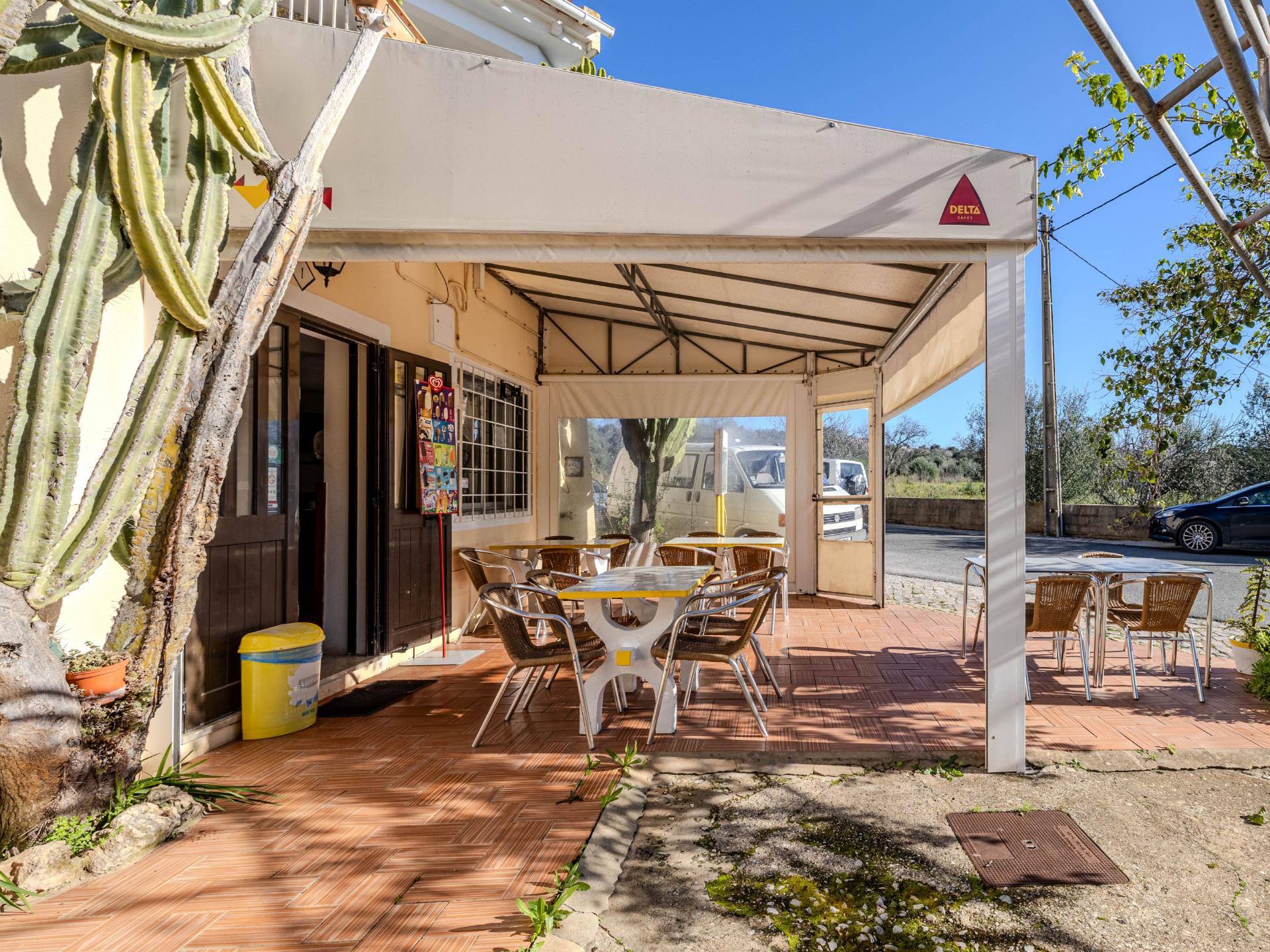 Benafim - Restaurante em Funcionamento com Zona Habitacional (4 Quartos + 1 Quarto)