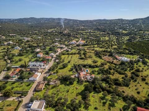 LOULÉ - Duas parcelas de terreno com possibilidade de construção de duas moradias até 450 m²