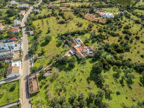 LOULÉ - Duas parcelas de terreno com possibilidade de construção de duas moradias até 450 m²