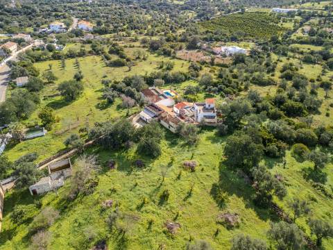 LOULÉ - Duas parcelas de terreno com possibilidade de construção de duas moradias até 450 m²