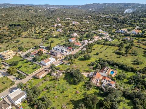 LOULÉ - Duas parcelas de terreno com possibilidade de construção de duas moradias até 450 m²
