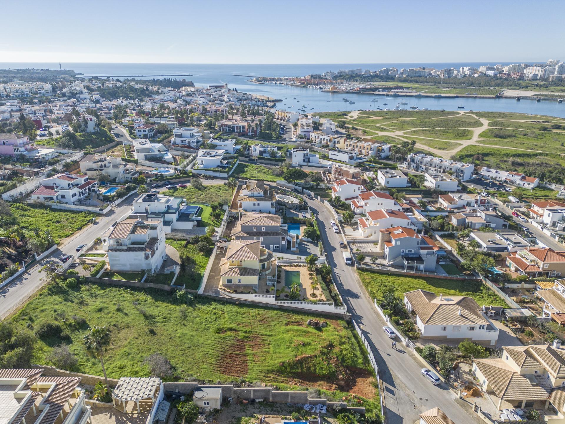 FERRAGUDO - Moradia T5 com vista sobre o Rio Arade