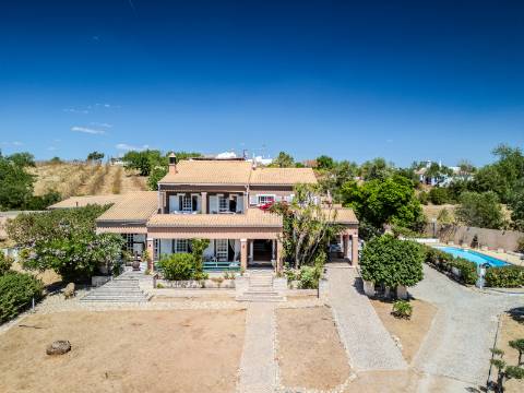 Villa de luxo com 6 quartos, casa de hóspedes e vistas deslumbrantes para o campo