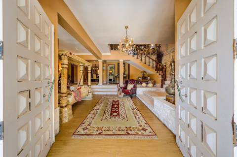 Villa de luxo com 6 quartos, casa de hóspedes e vistas deslumbrantes para o campo