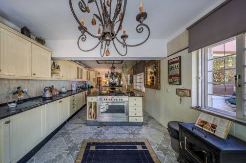 Villa de luxo com 6 quartos, casa de hóspedes e vistas deslumbrantes para o campo
