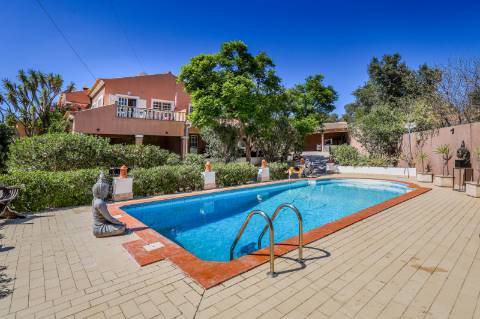 Villa de luxo com 6 quartos, casa de hóspedes e vistas deslumbrantes para o campo