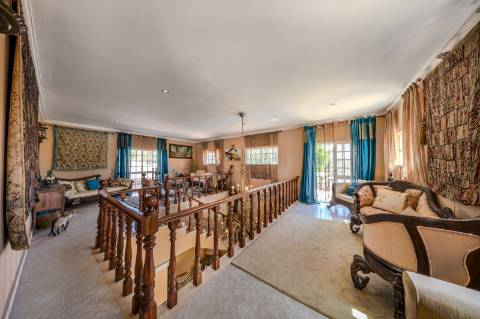 Villa de luxo com 6 quartos, casa de hóspedes e vistas deslumbrantes para o campo