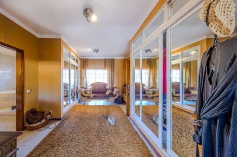 Villa de luxo com 6 quartos, casa de hóspedes e vistas deslumbrantes para o campo