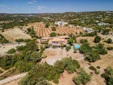 Villa de luxo com 6 quartos, casa de hóspedes e vistas deslumbrantes para o campo