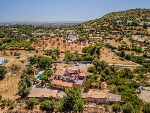Villa de luxo com 6 quartos, casa de hóspedes e vistas deslumbrantes para o campo