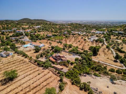 Villa de luxo com 6 quartos, casa de hóspedes e vistas deslumbrantes para o campo